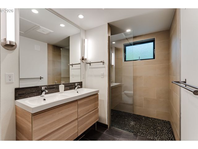 2863 FRIENDLY St, Eugene, OR 97405