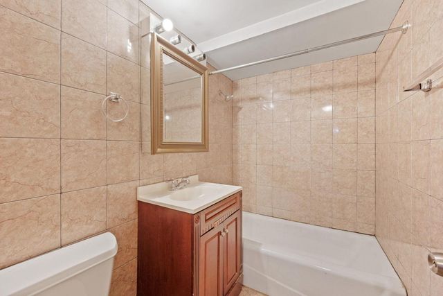 8440 W 95TH Street 1, Hickory Hills, IL 60457