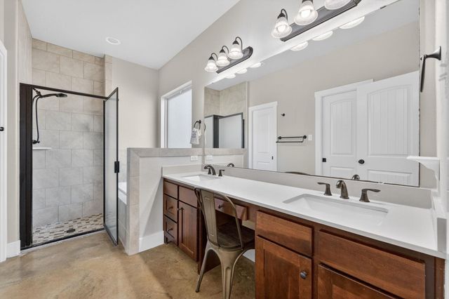 923 N Debco LN, Spicewood, TX 78669