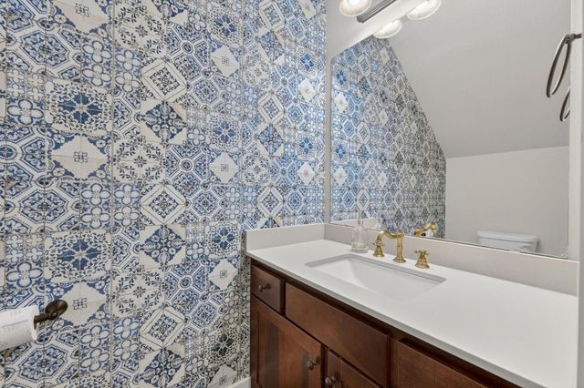 923 N Debco LN, Spicewood, TX 78669