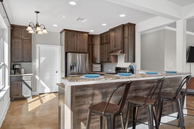 923 N Debco LN, Spicewood, TX 78669