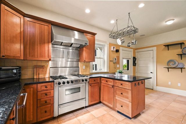 32 Bacon St, Watertown, MA 02472