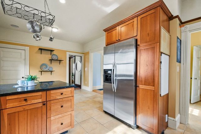 32 Bacon St, Watertown, MA 02472