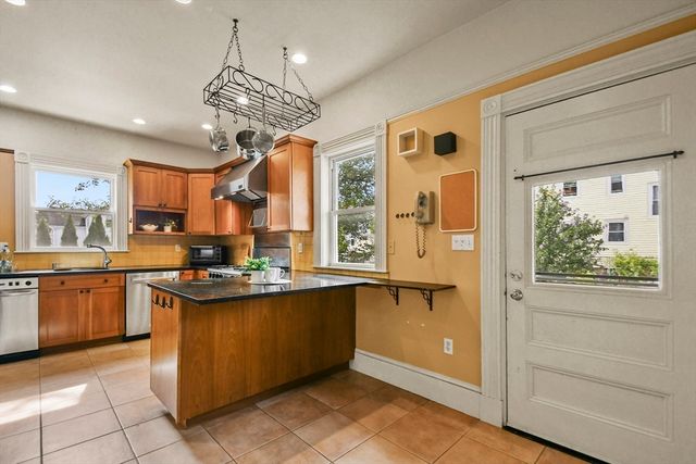 32 Bacon St, Watertown, MA 02472