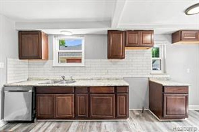 8262 E Outer Drive, Detroit, MI 48213