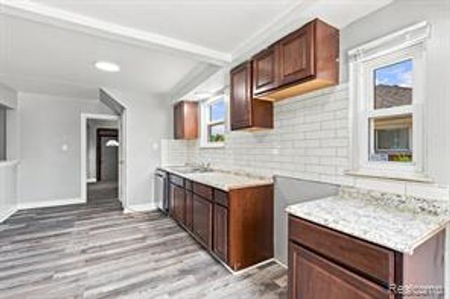 8262 E Outer Drive, Detroit, MI 48213