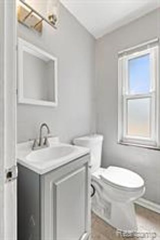 8262 E Outer Drive, Detroit, MI 48213