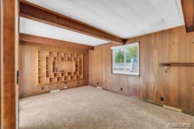 8262 E Outer Drive, Detroit, MI 48213