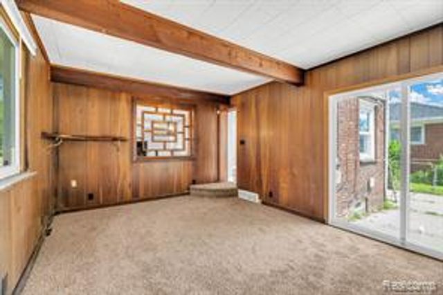 8262 E Outer Drive, Detroit, MI 48213