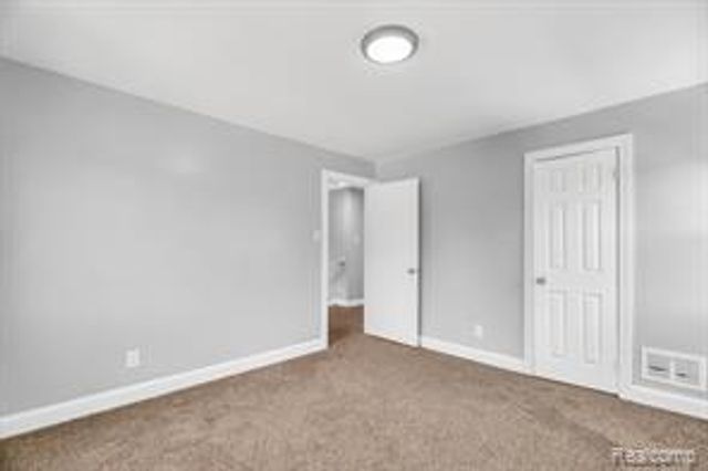 8262 E Outer Drive, Detroit, MI 48213