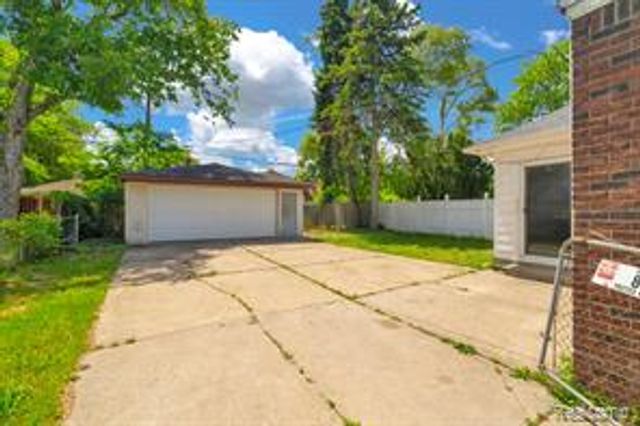 8262 E Outer Drive, Detroit, MI 48213