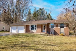 27 Lawnsbury Drive, Chili, NY 14624