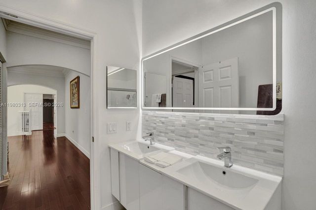 11008 NW 73rd St, Doral, FL 33178