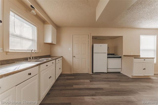 103 W Cornell Avenue, Pontiac, MI 48340