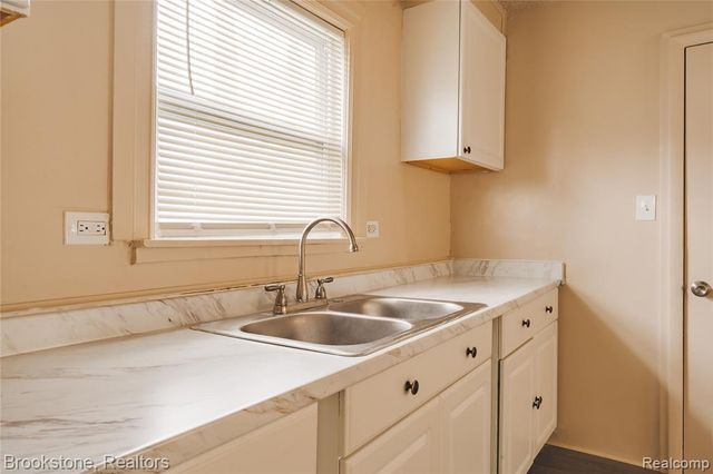 103 W Cornell Avenue, Pontiac, MI 48340