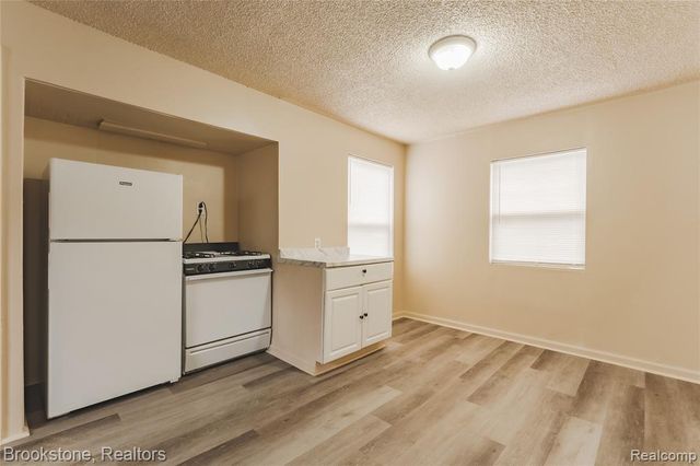 103 W Cornell Avenue, Pontiac, MI 48340