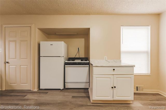 103 W Cornell Avenue, Pontiac, MI 48340