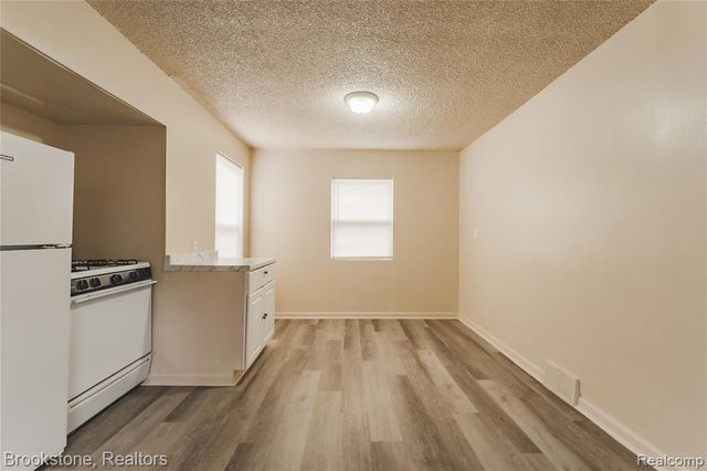 103 W Cornell Avenue, Pontiac, MI 48340