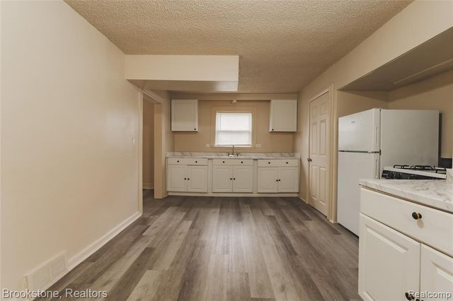 103 W Cornell Avenue, Pontiac, MI 48340