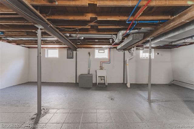 103 W Cornell Avenue, Pontiac, MI 48340