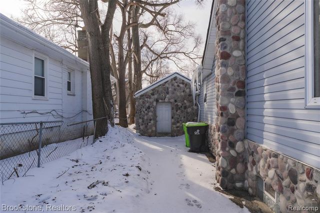 103 W Cornell Avenue, Pontiac, MI 48340