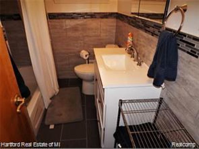 31605 Folkstone Drive, Farmington, MI 48336