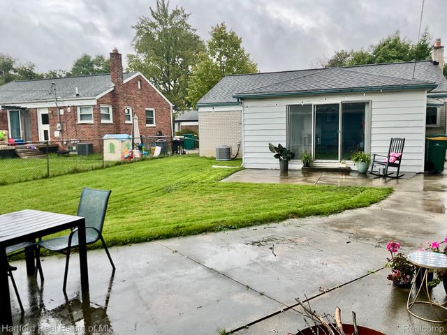 31605 Folkstone Drive, Farmington, MI 48336