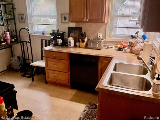 31605 Folkstone Drive, Farmington, MI 48336