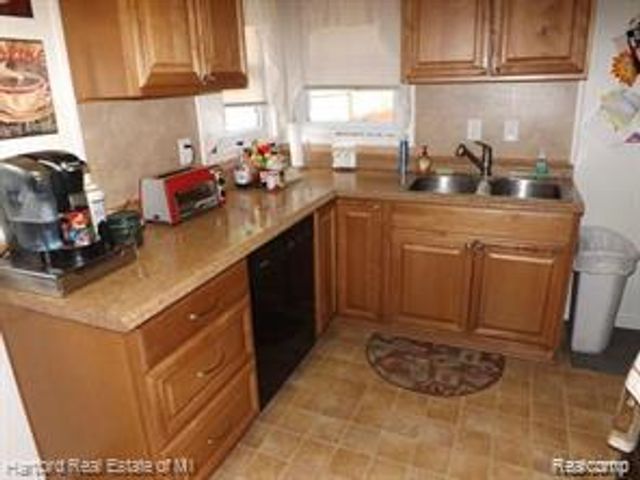 31605 Folkstone Drive, Farmington, MI 48336
