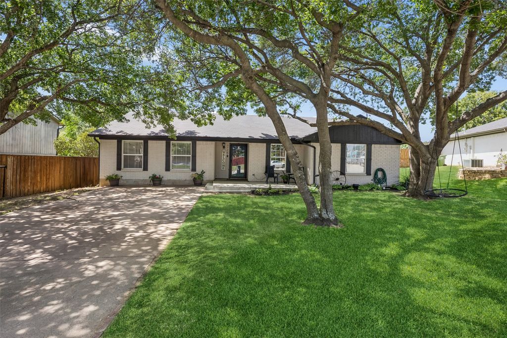 5728 Constitution Court, Watauga, TX 76148