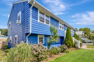 15 H St, Hull, MA 02045