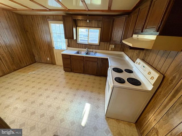 1510 QUEEN LN, Lancaster, PA 17601