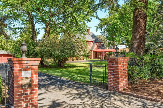 2336 Table Rock Road, Medford, OR 97501