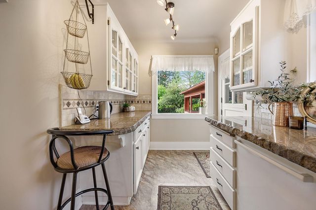 2336 Table Rock Road, Medford, OR 97501