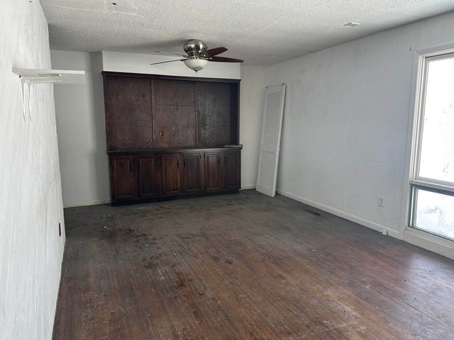 1902 S Roosevelt St, Wichita, KS 67218