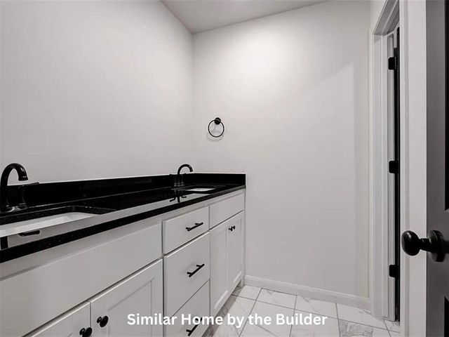 2004 W Flintlock Way, Mustang, OK 73064