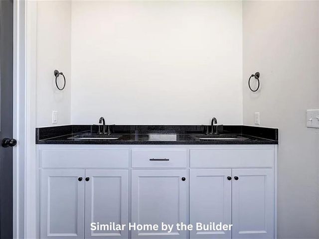 2004 W Flintlock Way, Mustang, OK 73064