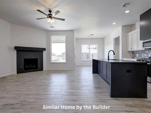 2004 W Flintlock Way, Mustang, OK 73064