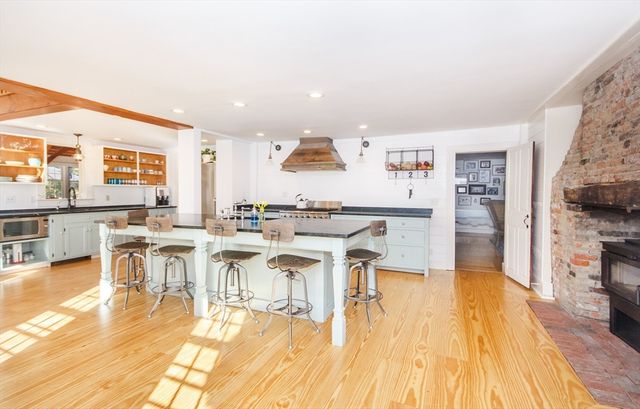 89 Choate St, Essex, MA 01929