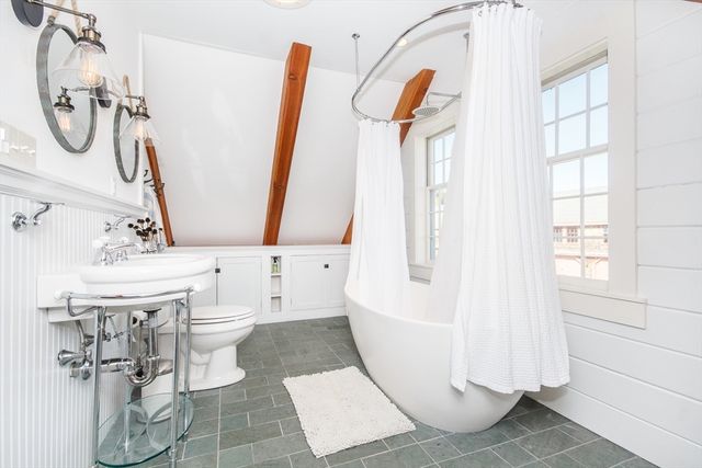 89 Choate St, Essex, MA 01929