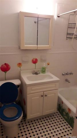 Kew Gardens Rd RD 6N, Richmond Hill North, NY 11418