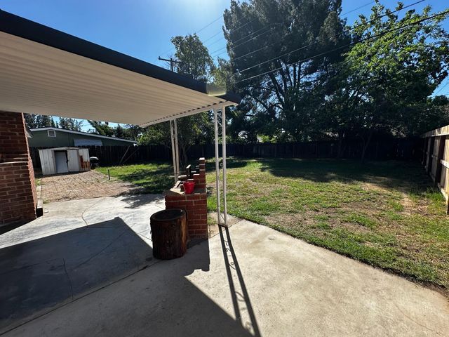 4104 E Ashlan Avenue, Fresno, CA 93726