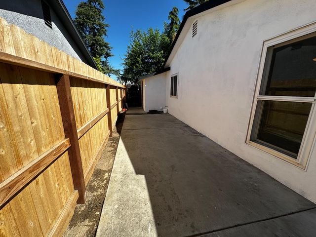 4104 E Ashlan Avenue, Fresno, CA 93726