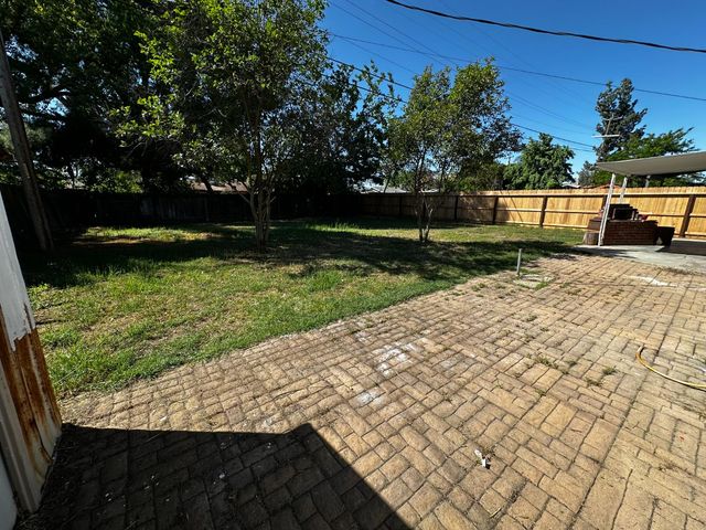 4104 E Ashlan Avenue, Fresno, CA 93726