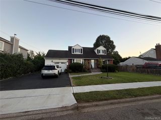 18 Alexander Avenue, Hicksville, NY 11801