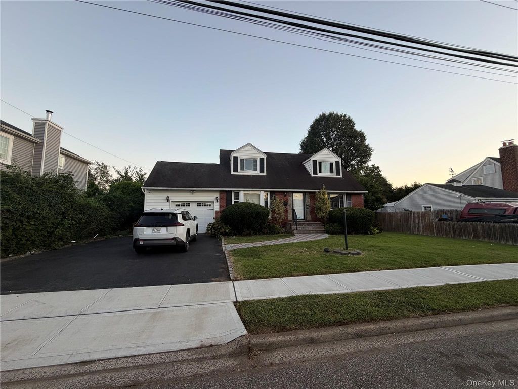 18 Alexander Avenue, Hicksville, NY 11801