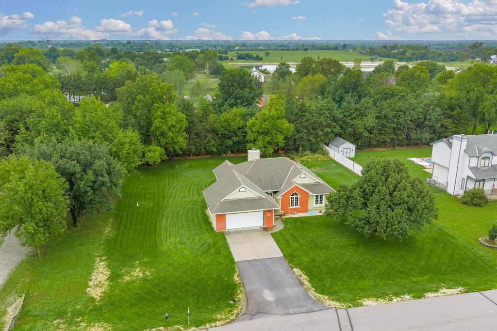 12101 E Moonglow Ave, Derby, KS 67037