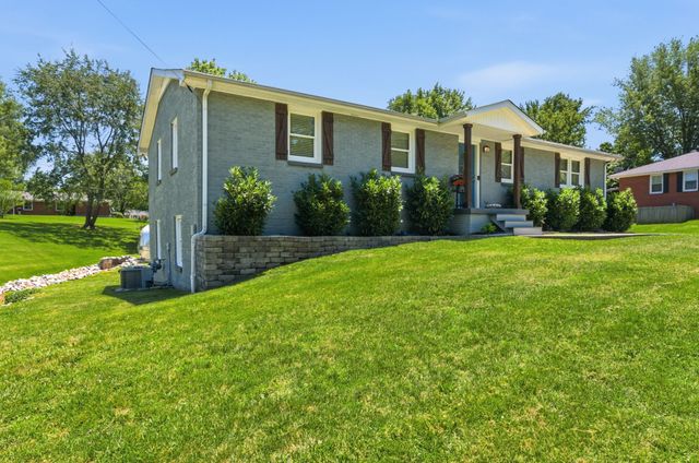 307 S Hummingbird Ln, Dickson, TN 37055