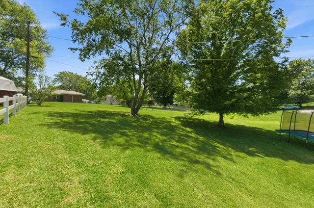 307 S Hummingbird Ln, Dickson, TN 37055