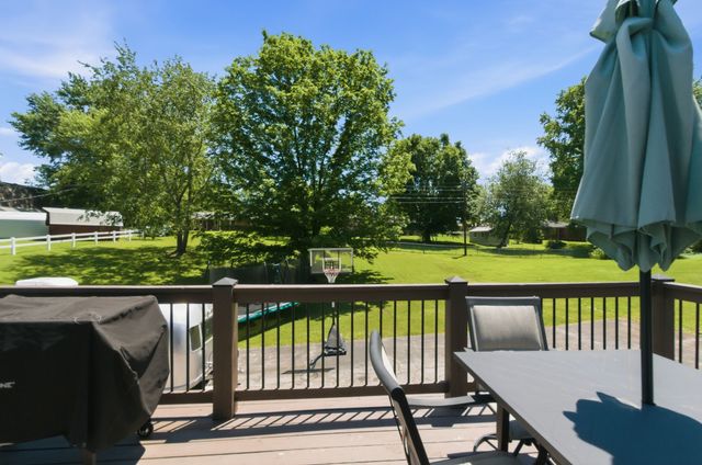 307 S Hummingbird Ln, Dickson, TN 37055